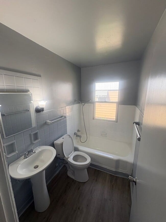 Building Photo - 1318 E Frye Ave