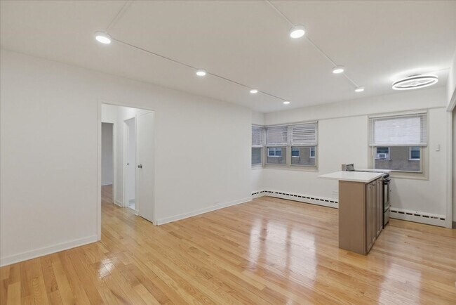 Building Photo - 5630 N Sheridan Rd