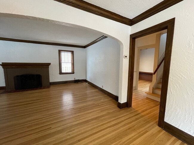 Building Photo - Timeless Spacious 3br + Den/2ba Edina Home w/Hardwood Floors, Large Yard, 2 Car Garage