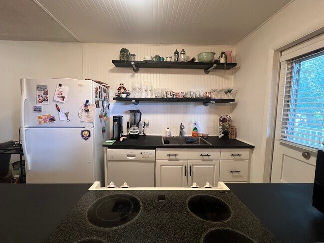 Building Photo - 320 Lakeview St