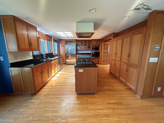 Building Photo - 320 Sunset Dr