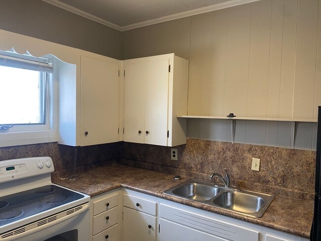 Building Photo - 105 W Cherry Ave