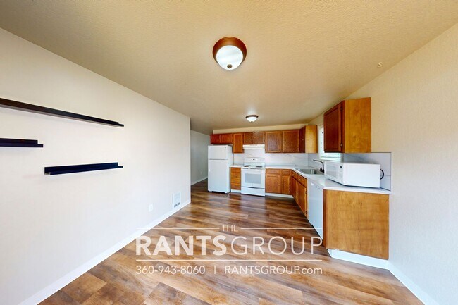 Building Photo - Recently updated home in Beachcrest's quie...