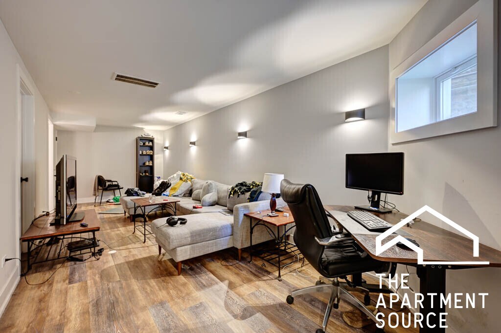 Building Photo - 2509 W Diversey Ave