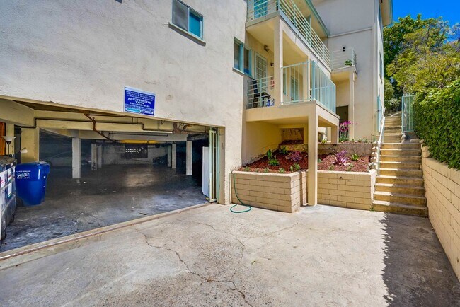 Building Photo - 600 Kelton Ave