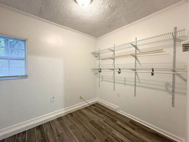 Building Photo - Updated 3 bedroom, 1 bathroom near Quince and Perkins