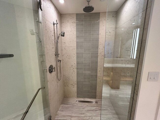 Building Photo - Luxury 1-Bedroom Kakaako Apartment