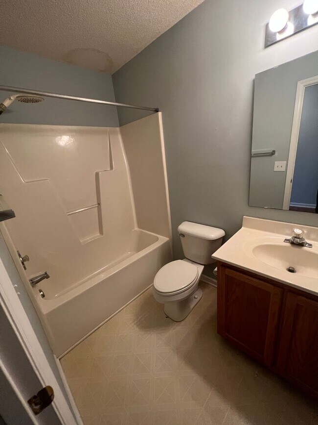 Building Photo - Welcome to this charming 3-bedroom, 2-bathroom home located in the desirable Ogden area of Whitne...