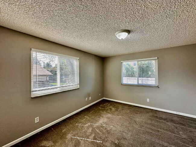 Building Photo - AVAILABLE NOW!! Wonderful 3 bed/2 bath hal...
