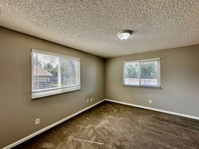 Building Photo - AVAILABLE OCTOBER! Wonderful 3 bed/2 bath ...