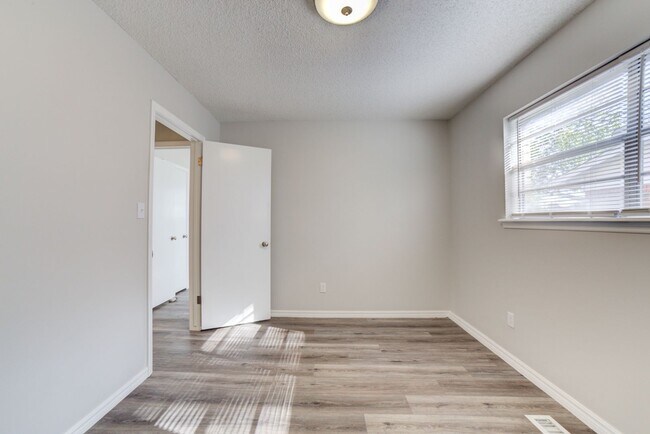 Building Photo - Newly renovated 3 bed / 2 Bath in Tulsa! Available Mid June!