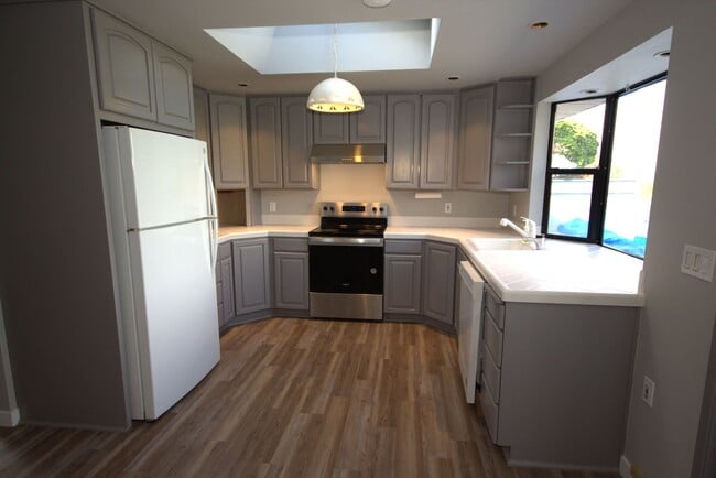 Building Photo - Beautiful SeaTac Home with Expansive Territorial Views