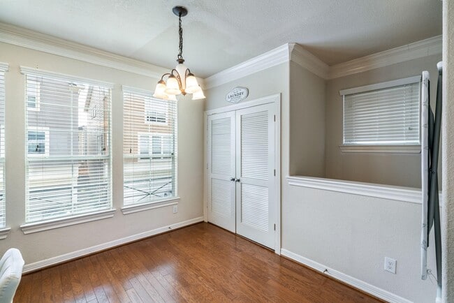 Building Photo - 3210 Clearview Cir