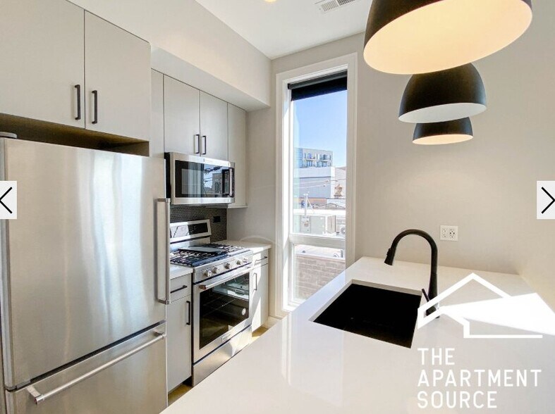 Building Photo - 1050 W Cornelia Ave