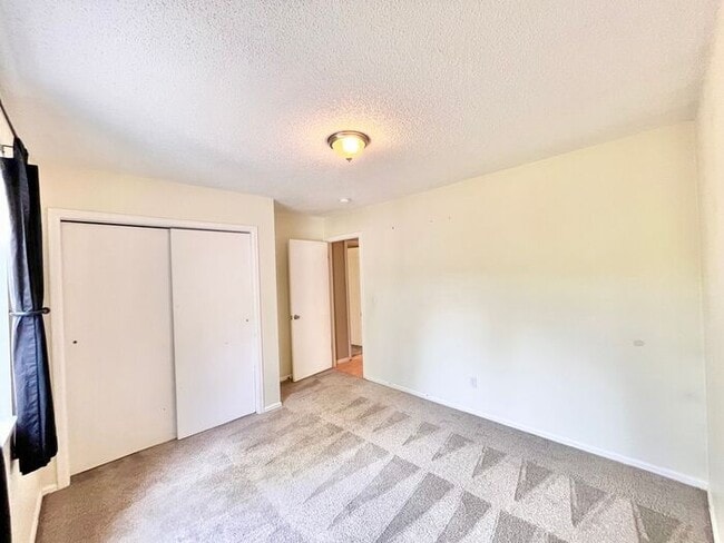Building Photo - Charming Cottage-Style Ranch with Private ...
