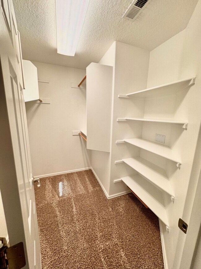 Building Photo - Beautiful Pet Friendly South Corvallis Home