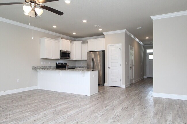 Building Photo - Spacious 3-Bed, 2.5-Bath Townhome Steps from Blue Wahoos Stadium & Palafox Street with Upgraded K...