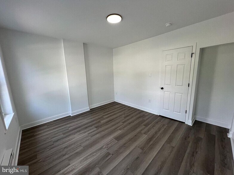 Building Photo - 925 W 3rd St