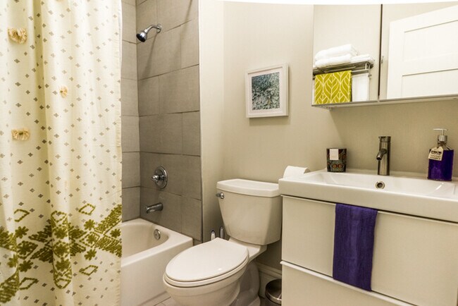 Building Photo - Updated 3Bd 2Bth Condominium in the Heart ...