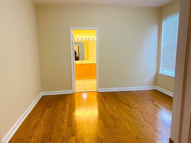 Building Photo - 2111 Fernleigh Dr