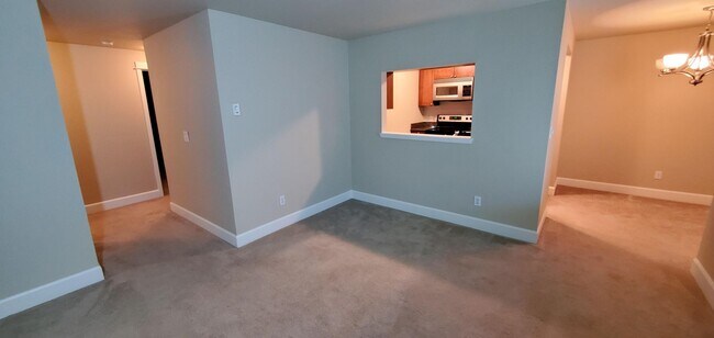 Building Photo - Spacious 2 Bed 1.5 Bath In Old Town Issaquah!