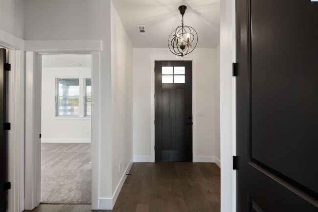 Building Photo - Generational suite w/separate entrance!