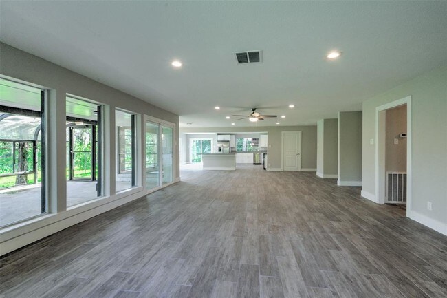 Building Photo - 915 Brook Forest Dr