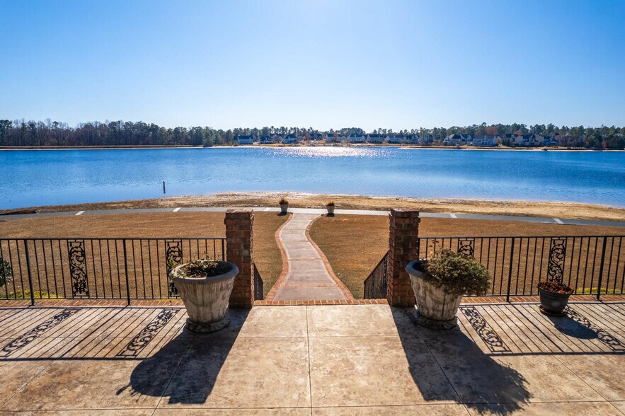 Building Photo - 488 Lakeside Ln