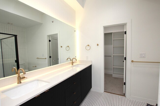 Building Photo - 203 Paschal St