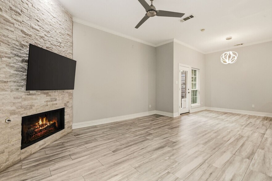 Building Photo - 10 Stonebriar Ct