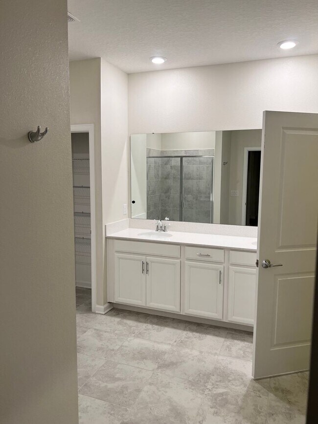 Building Photo - Incredible 5 Bedroom, 3 Bath Town home wit...