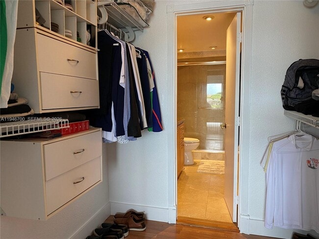 Building Photo - 9375 Fontainebleau Blvd