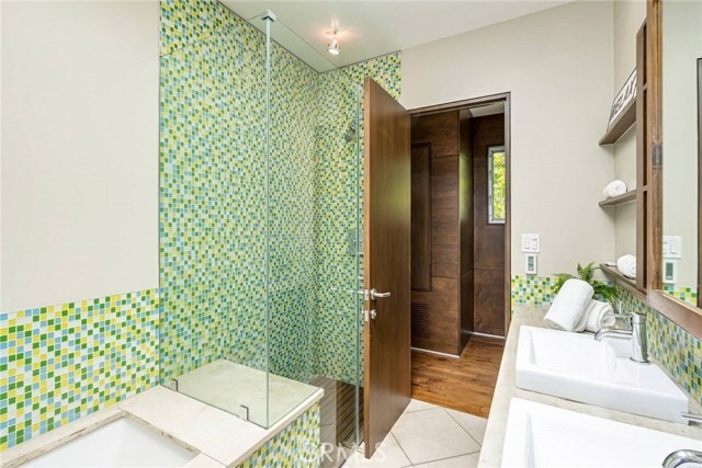 Building Photo - 414 Venice Way