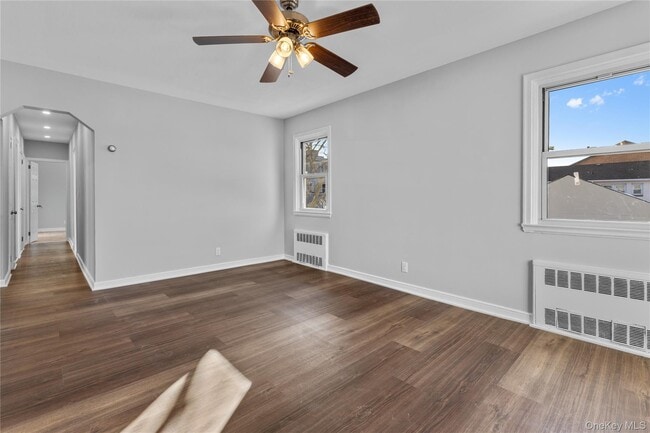 Building Photo - 840 E Broadway