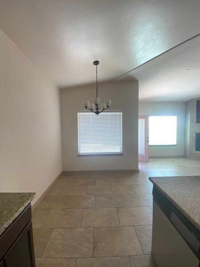 Building Photo - Beautiful 4 Bedroom, 3 Bathroom Home! Avai...