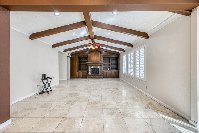 Building Photo - Beautiful House with 4 bed - 2 baths - office & covered big Jacuzzi