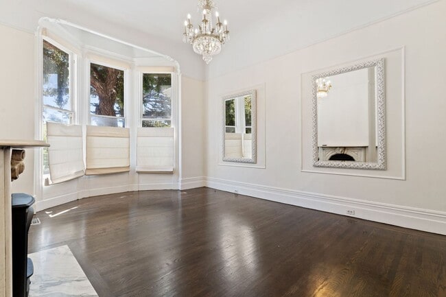 Building Photo - 2 Bed, 2 Bath Victorian Style Condo with M...