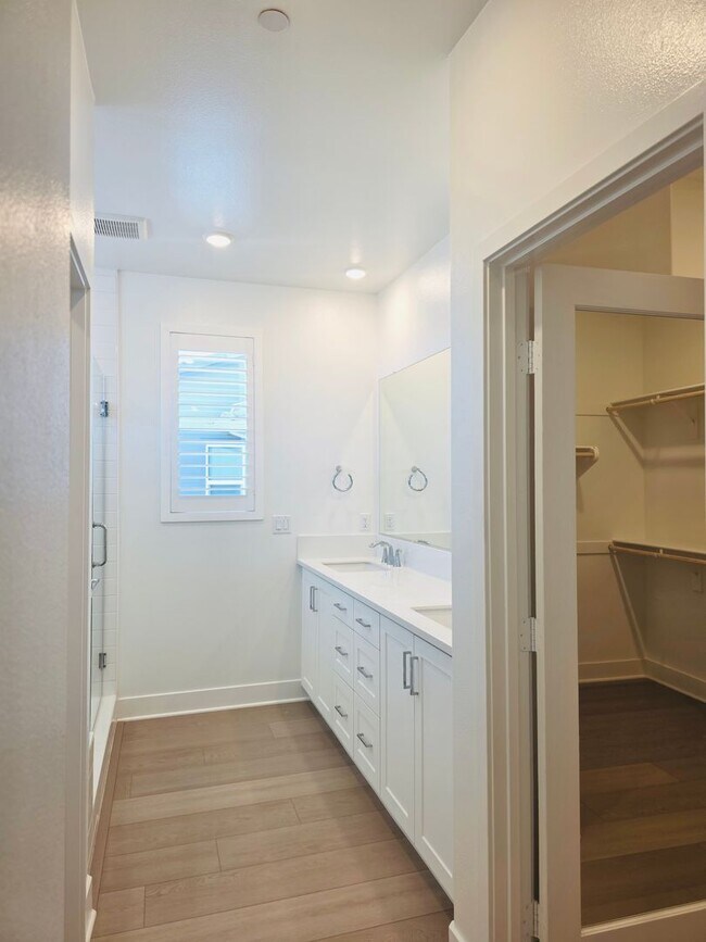 Building Photo - Newly-Buit Home in Great Park