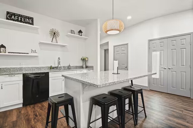 Building Photo - Fully Furnished Rental at Buffalo Springs Lake! All bills paid!
