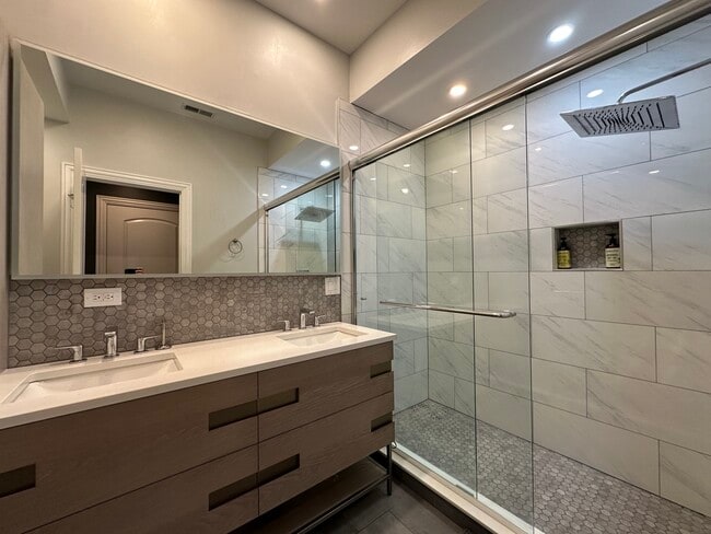 Building Photo - 2402 W McLean Ave