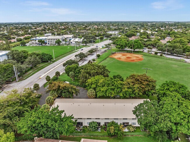 Building Photo - 2510 Riverside Dr
