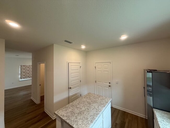 Building Photo - Beautiful 3/2 Single Family house with 2 car garage