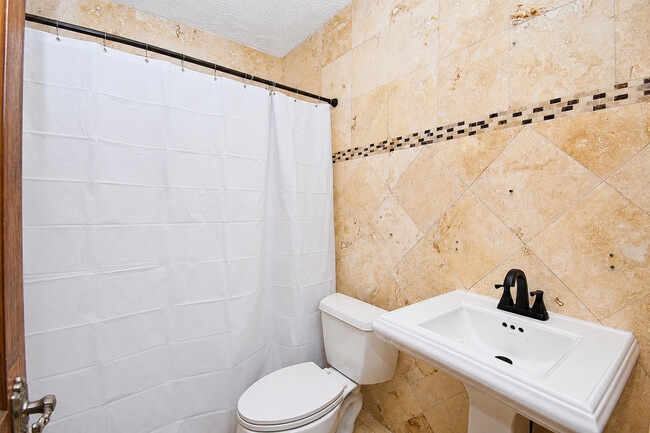 Building Photo - 600 Sunderlin St