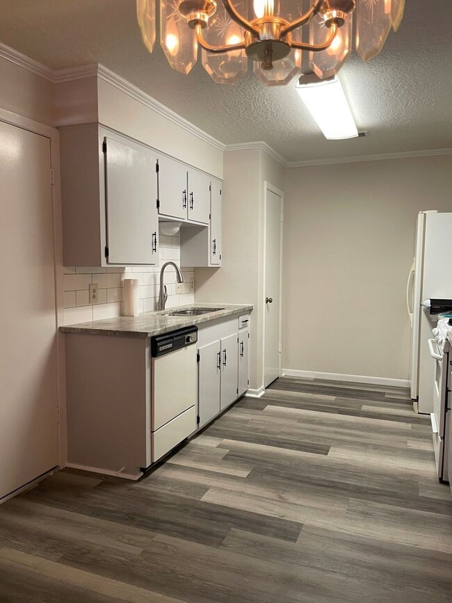 Building Photo - 535 Hillebrandt St