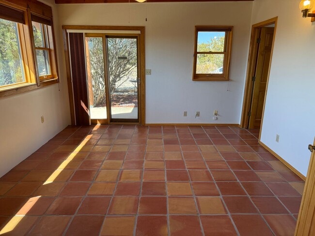 Building Photo - 5 Oriente Ct