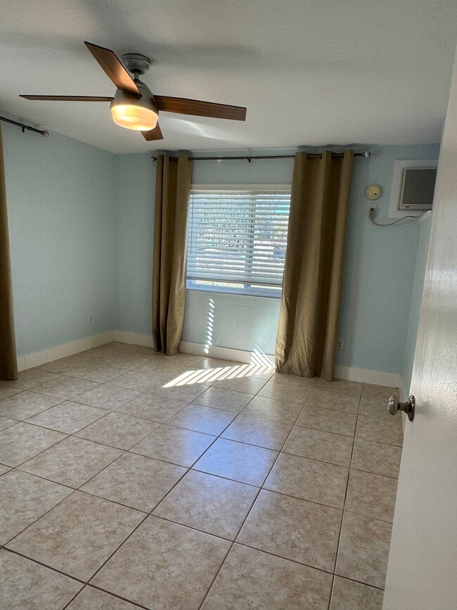 Building Photo - 1412 SE Paradise Ave