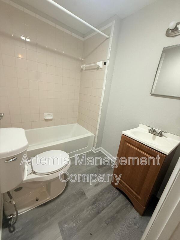 Building Photo - 1128 Van Buren St
