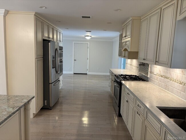 Building Photo - 71 Maple Ave