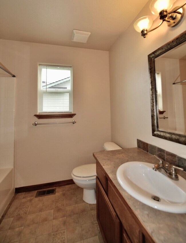 Building Photo - 3 bed 2 bath Rancher near Post Falls High School