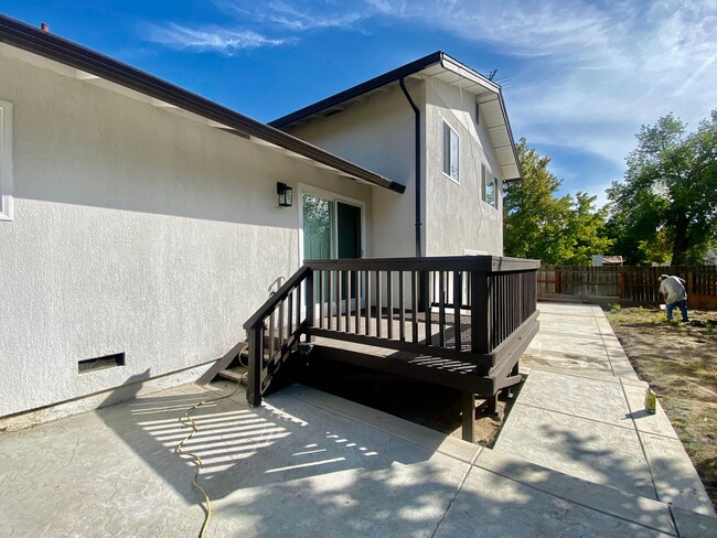 Building Photo - RECENTLY RENOVATED 4 BED, 2.5 BATH HOME ON CORNER LOT